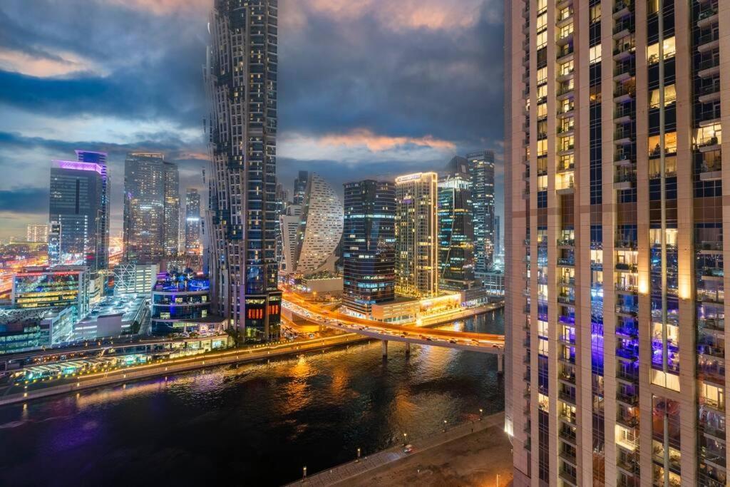 First Class 1br Captivating Views *