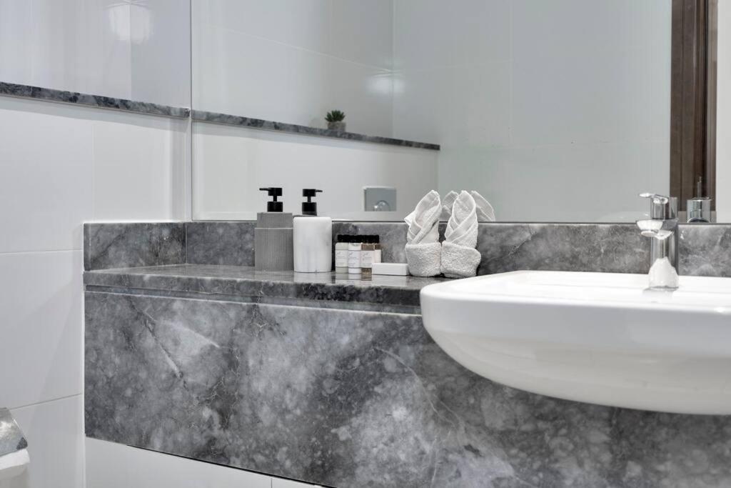 Apartment First Class 1br Captivating Views Dubai