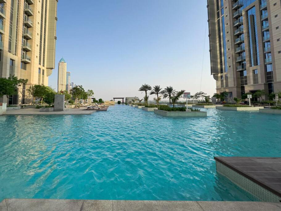 First Class 1br Captivating Views *