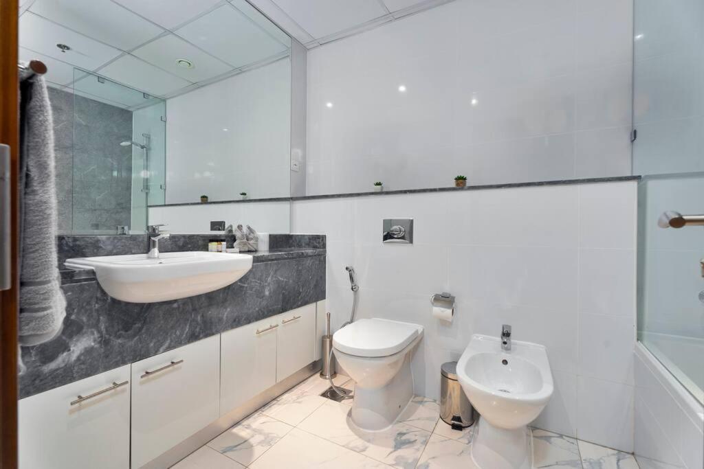 First Class 1br Captivating Views *
