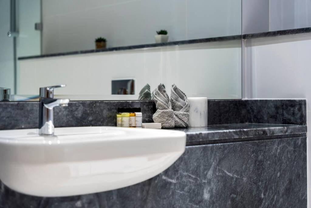 First Class 1br Captivating Views Apartment