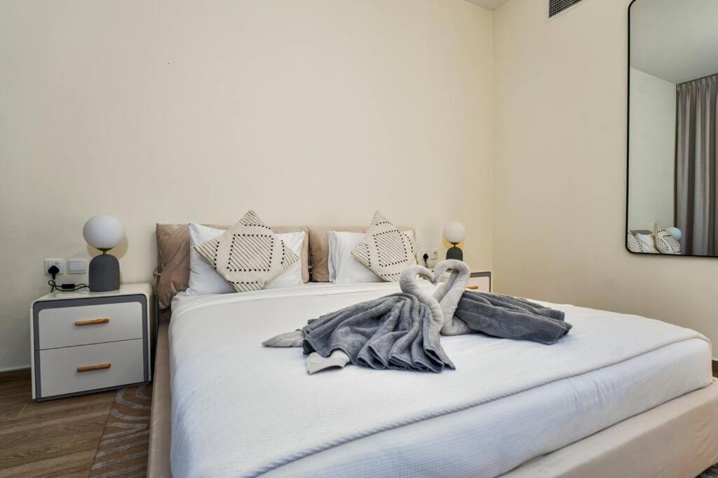 First Class 1br Captivating Views Apartment *