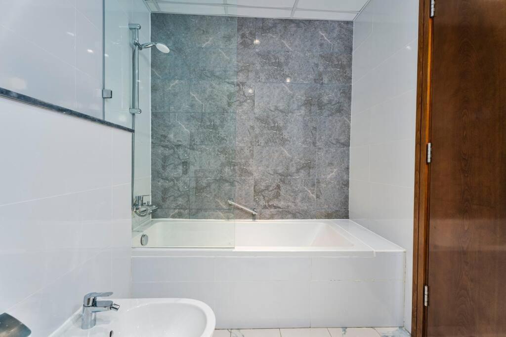 First Class 1br Captivating Views Dubai