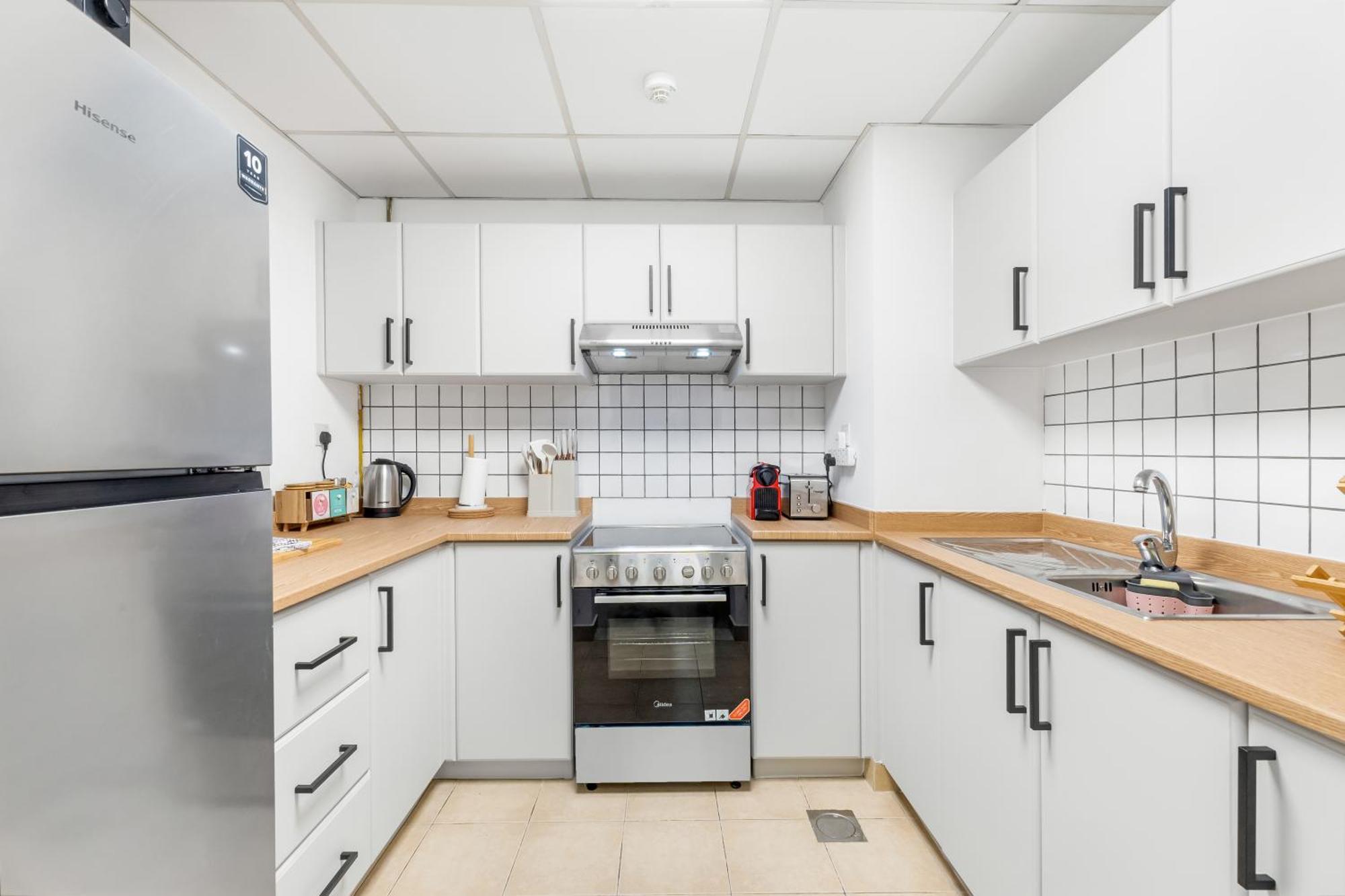 Waves - Comfortable 1br Getaway In Jvc With Park Views