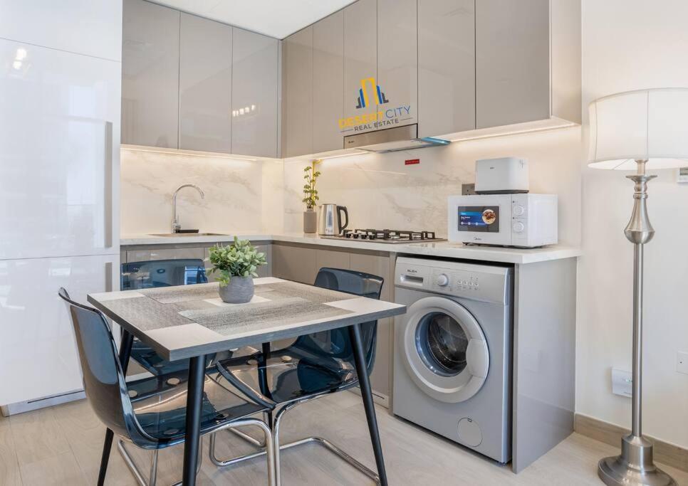 Fully Furnished One Bed In Meydan, Hosted By Desert Appartement Dubaï