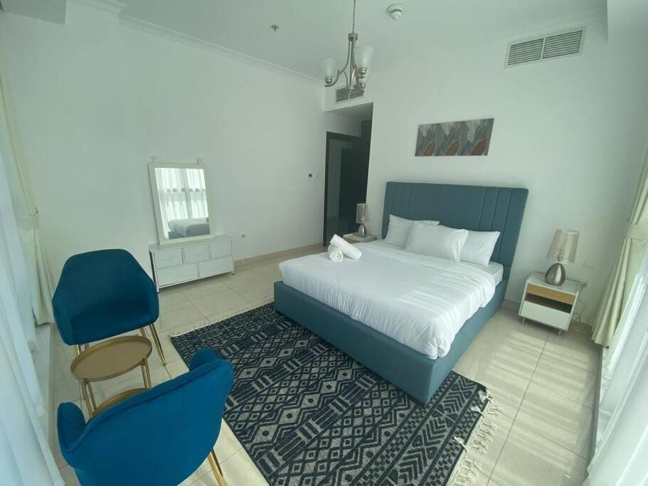 Canal Facing 1 Bedroom In Court Tower- Business Bay * Dubaï