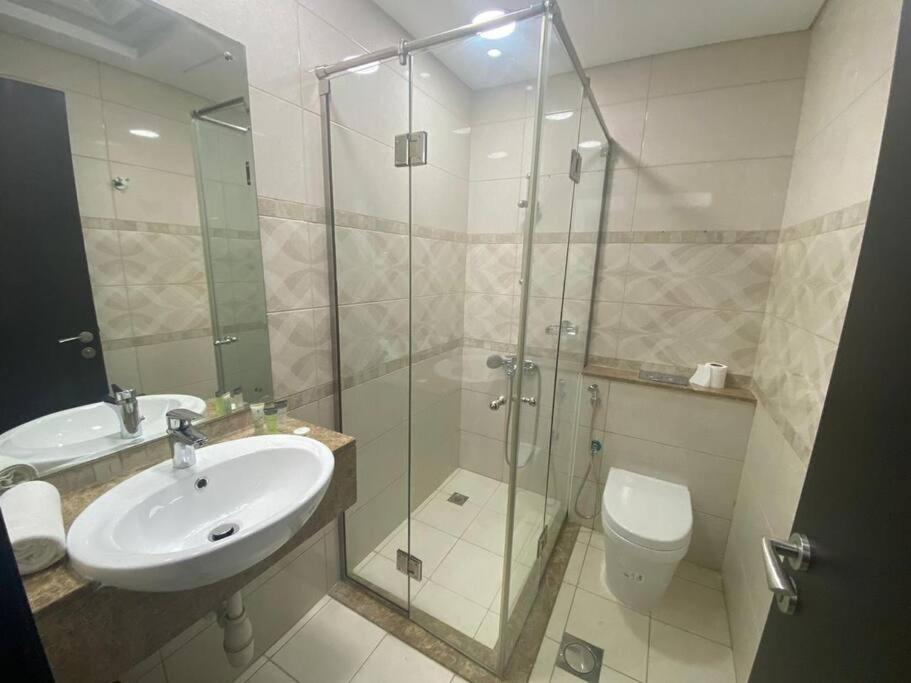 Canal Facing 1 Bedroom In Court Tower- Business Bay * Dubaï