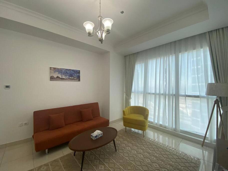 Canal Facing 1 Bedroom In Court Tower- Business Bay * Dubaï