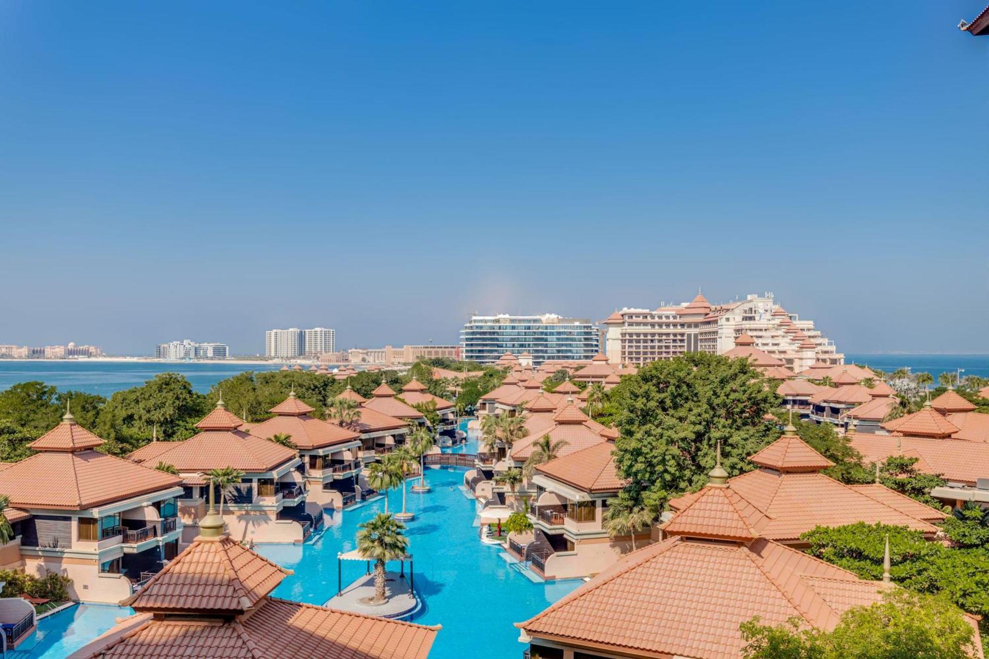 Apartment Luxury Azizi Mina Beachfront