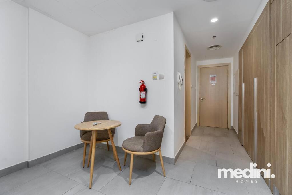 Large In Jvc - Appartement
