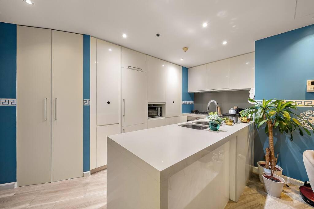 First Class Waterfront Luxury With Pool, Gym & Balcony Views *