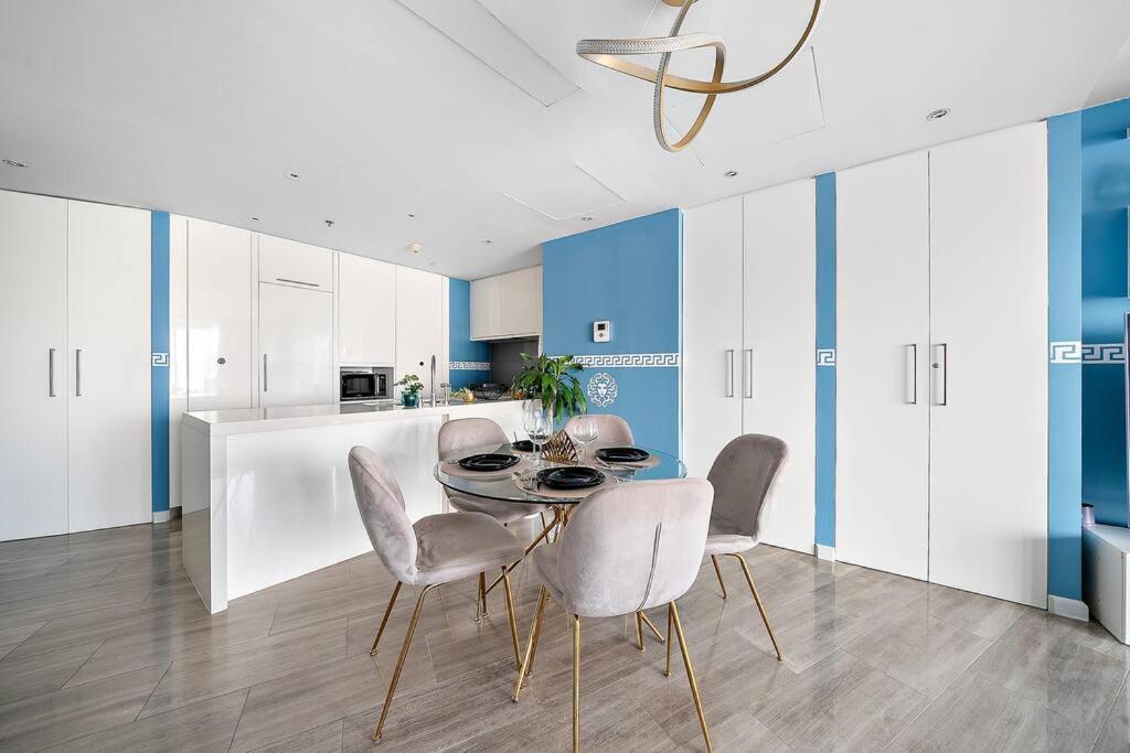 First Class Waterfront Luxury With Pool, Gym & Balcony Views Dubái