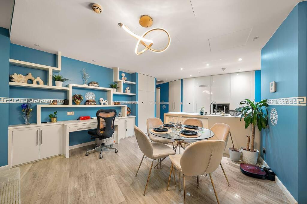 First Class Waterfront Luxury With Pool, Gym & Balcony Views