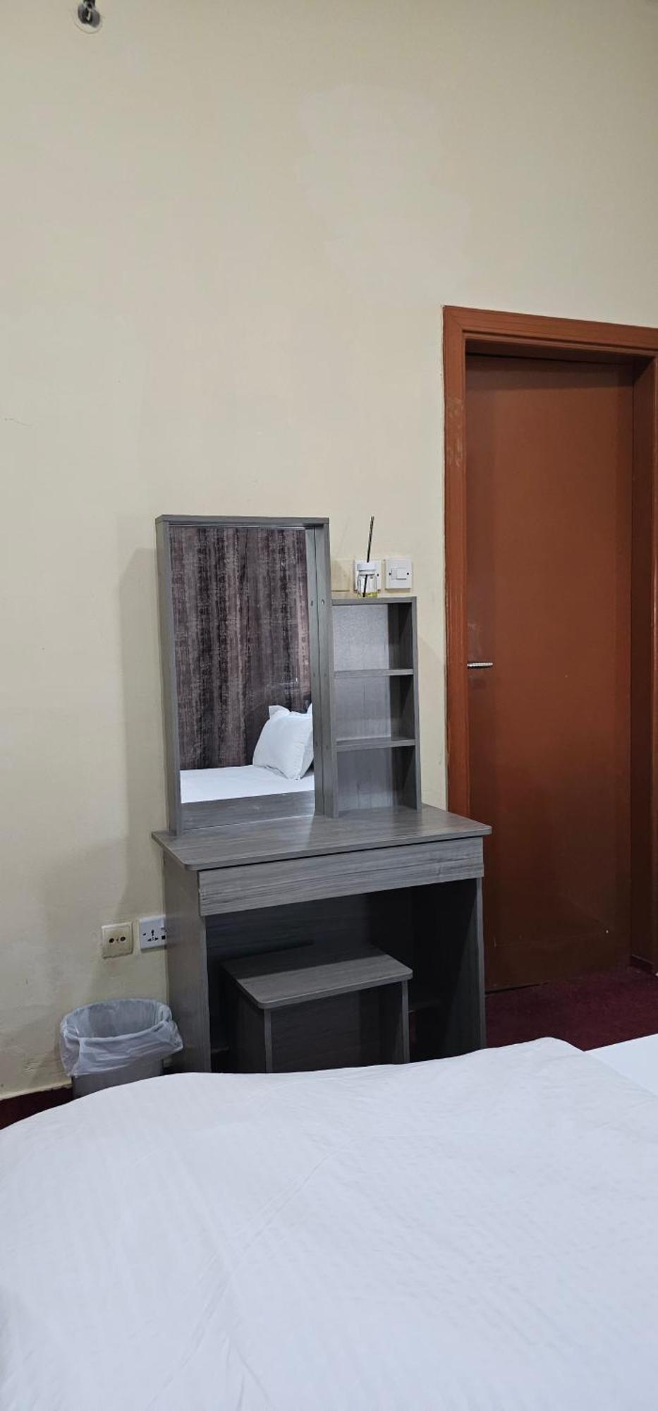 Benitah Partitions And Family Room Séjour chez l'habitant *