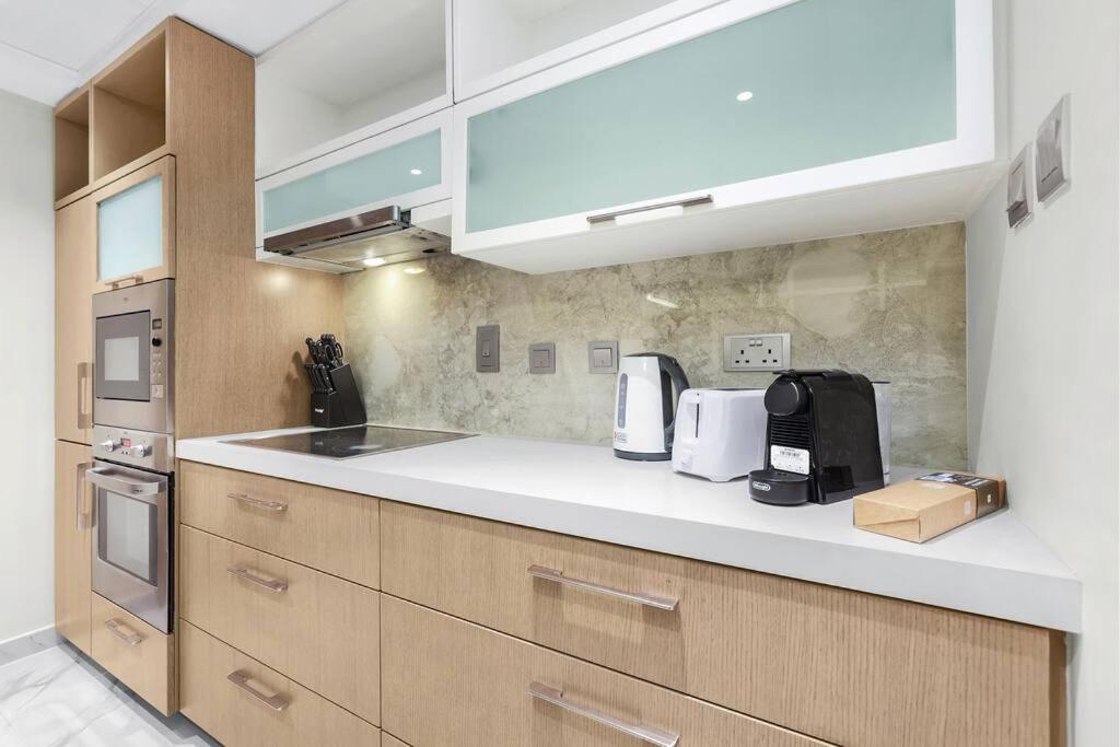 First Class 1br Modern Downtown Oasis *