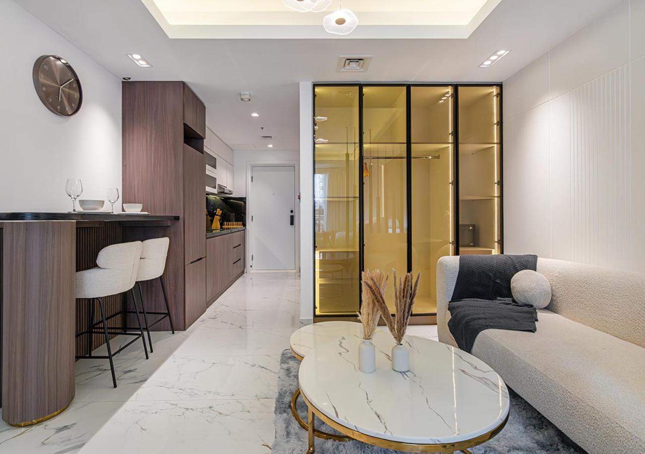 Luxurious With Stunning Burj Khalifa, Pool & Views Steps From Mall Appartement