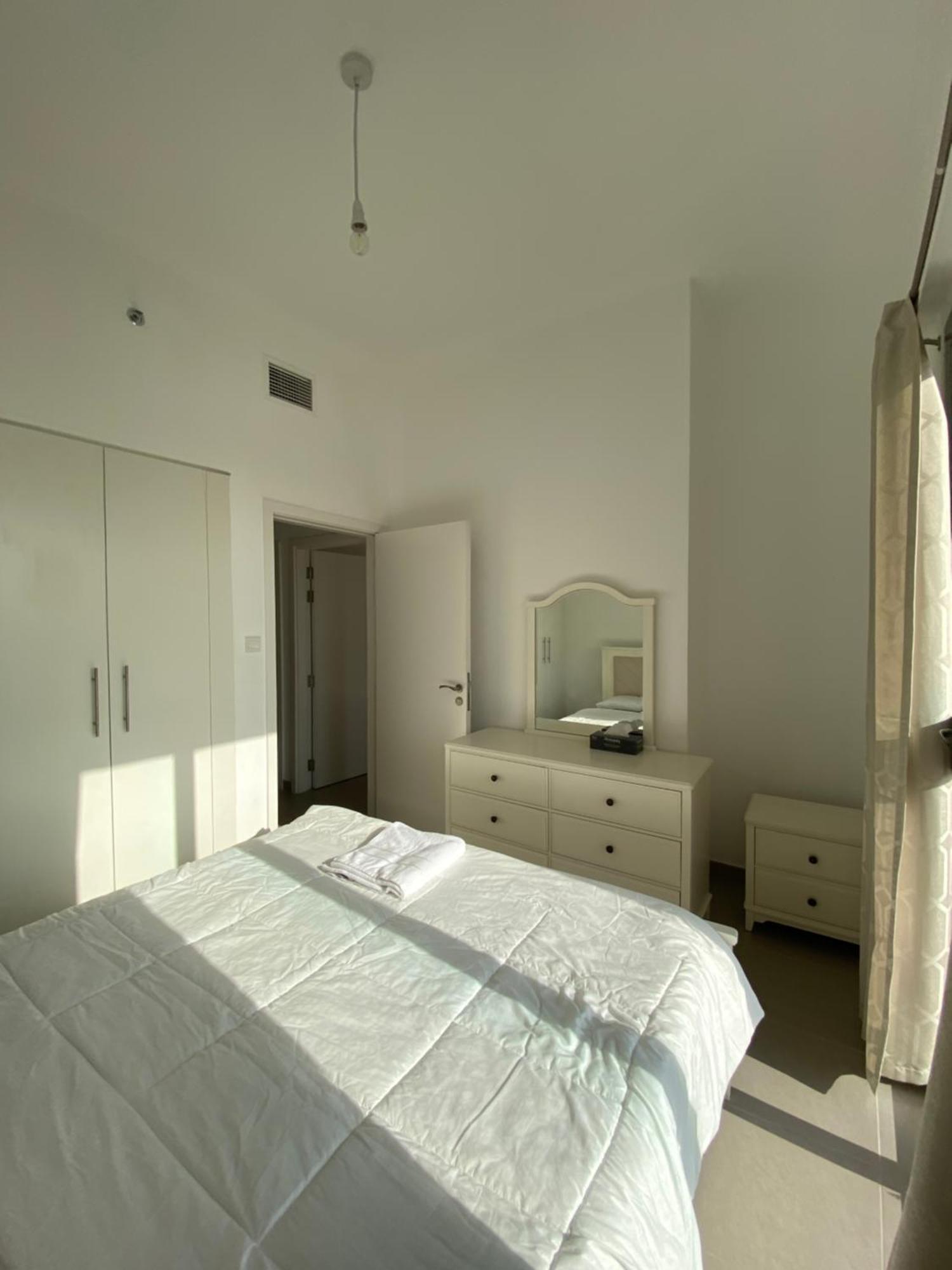 Appartement Lovely Calm 3br Easy Accessibility To With Huge Balcony And Pool View Town Square Dubaï