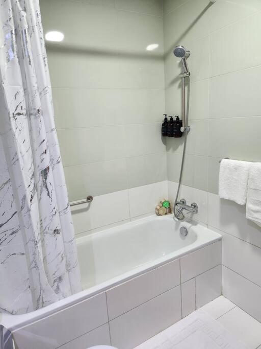 Elegant In Marina, Large 1br In Marina Heights Dubaï