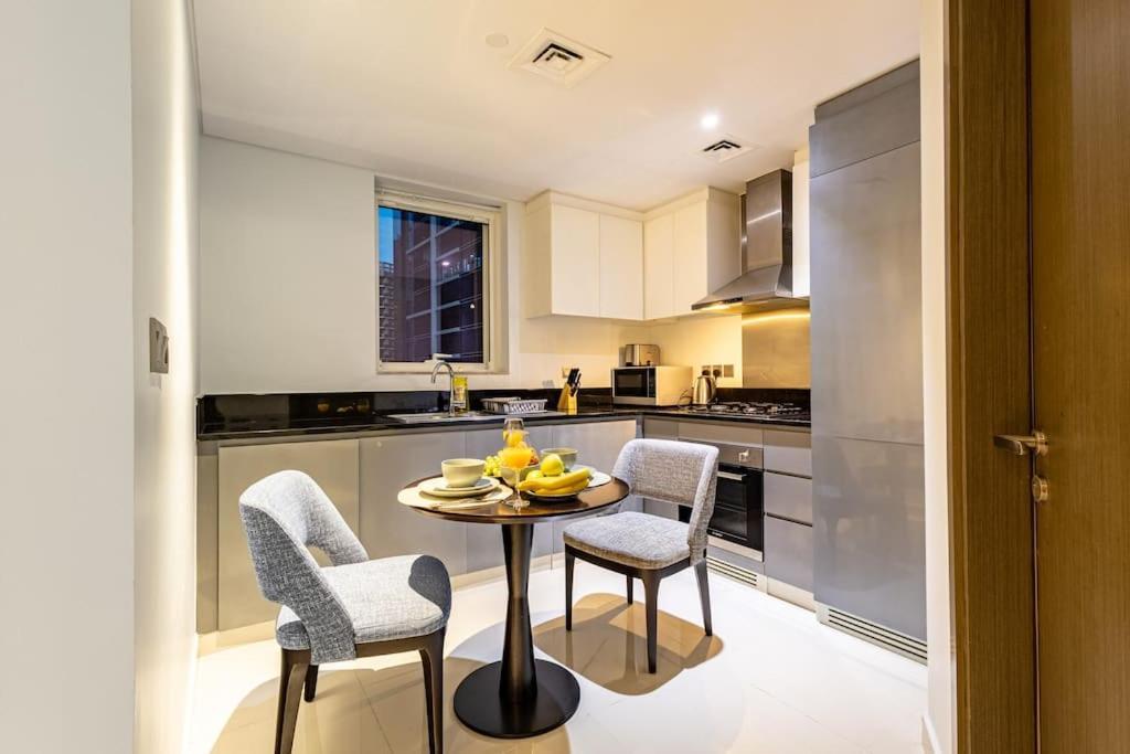 Spacious With Pool - Canal & Burj Views Apartamento