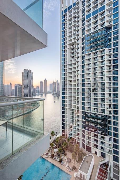 Spacious With Pool - Canal & Burj Views Appartement