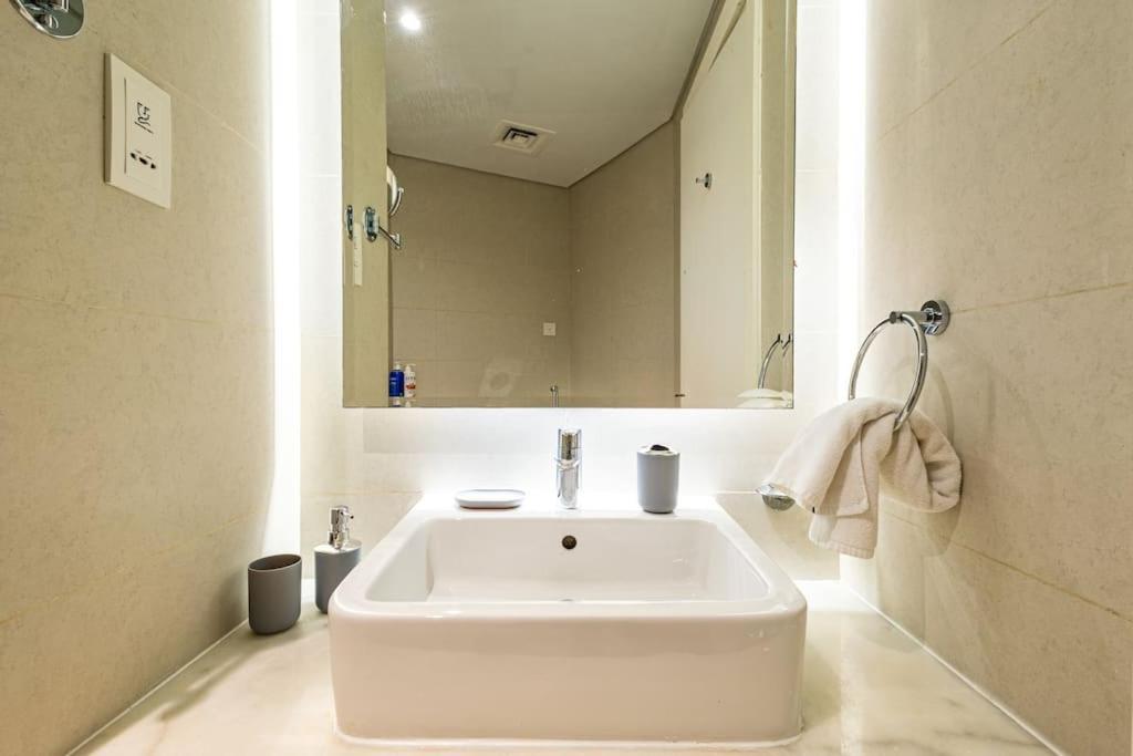 Spacious With Pool - Canal & Burj Views Dubaï