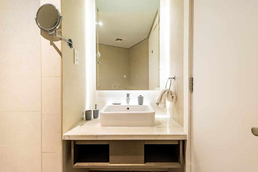 Spacious With Pool - Canal & Burj Views Apartamento Dubái