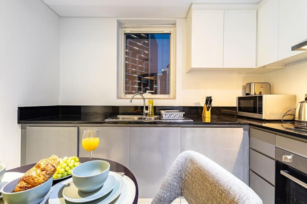 Spacious With Pool - Canal & Burj Views Appartement
