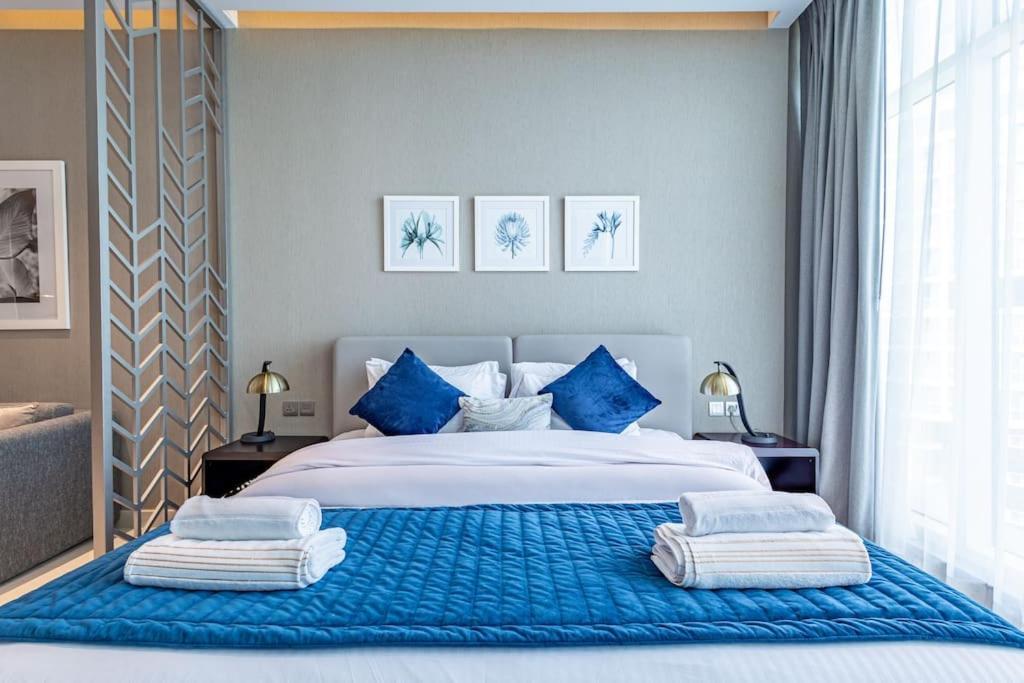 Chic With Balcony - Canal Bay & Pool Views Appartement