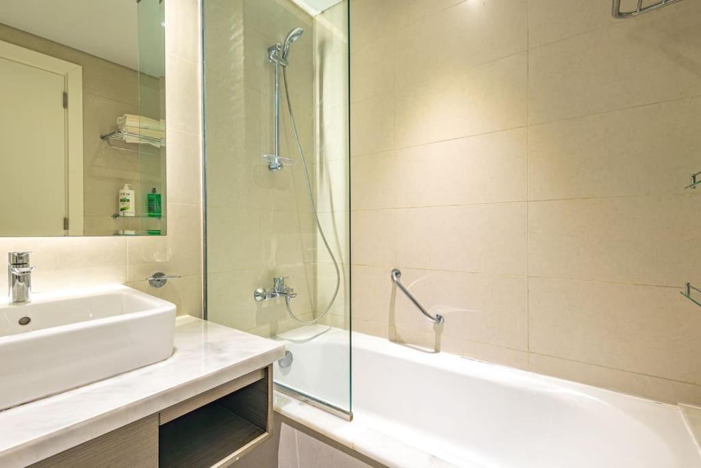 Appartement Chic With Balcony - Canal Bay & Pool Views