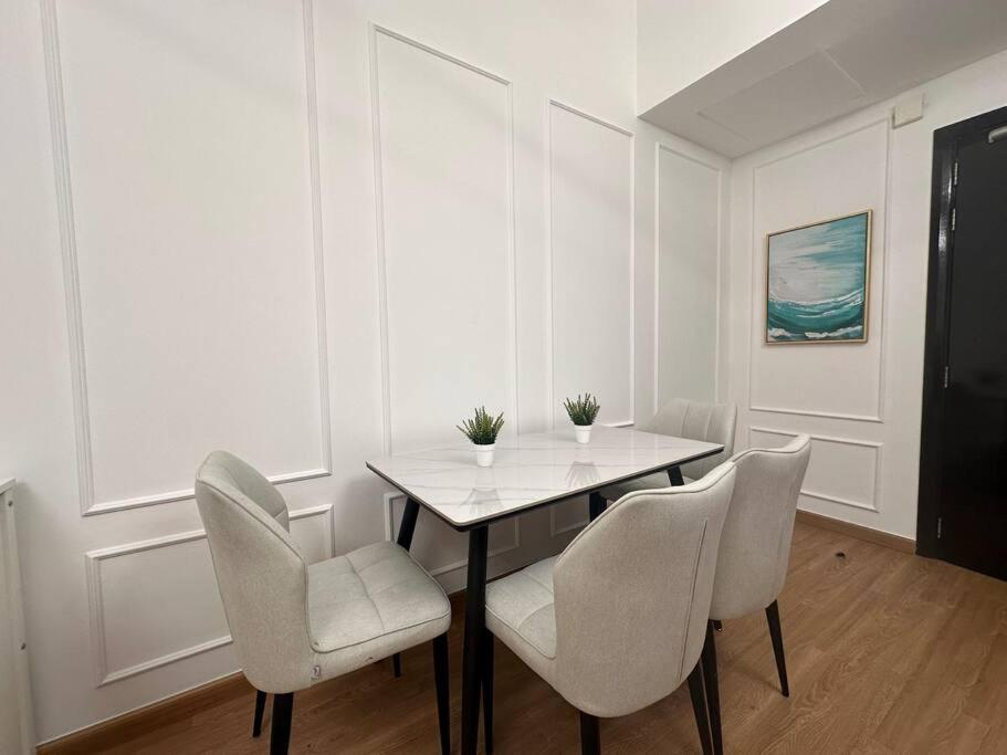 Stunning Newly Furnished Marina Appartement