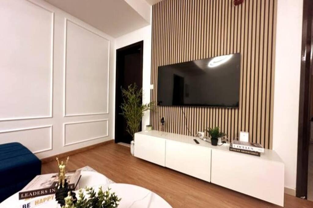 Stunning Newly Furnished Marina *