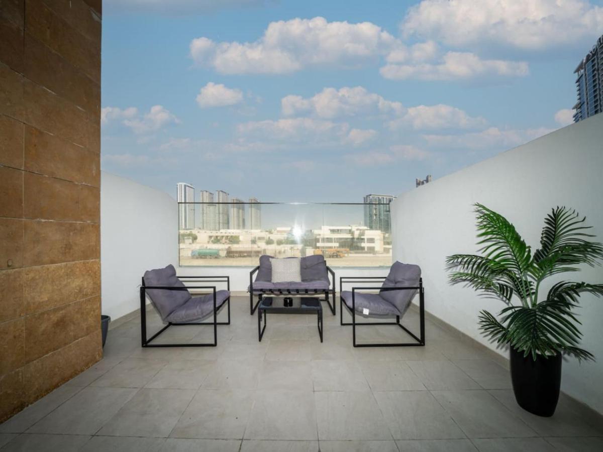 Elegant In Azizi Riviera, Meydan