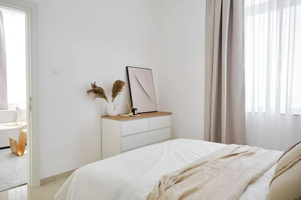 Modern 1-bedroom In Marina Botanica Tower Dubaï