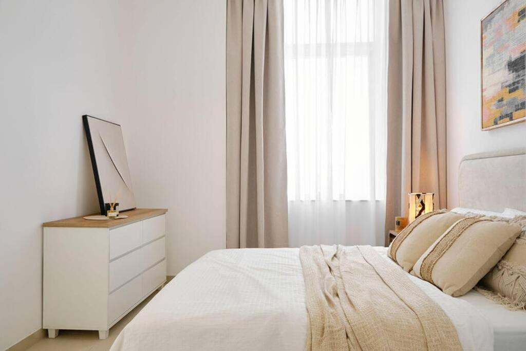 Modern 1-bedroom In Marina Botanica Tower Dubaï