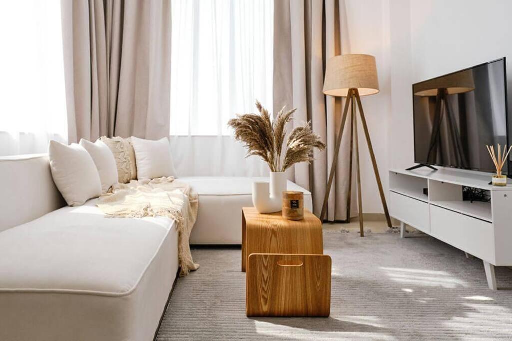 Modern 1-bedroom In Marina Botanica Tower * Dubaï