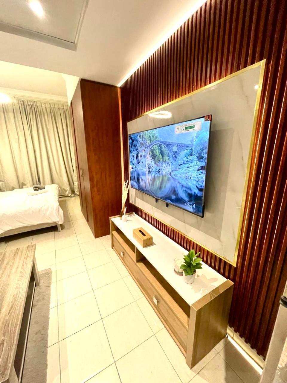 Ultimate Luxury Apt Near Metro! Apartemen *