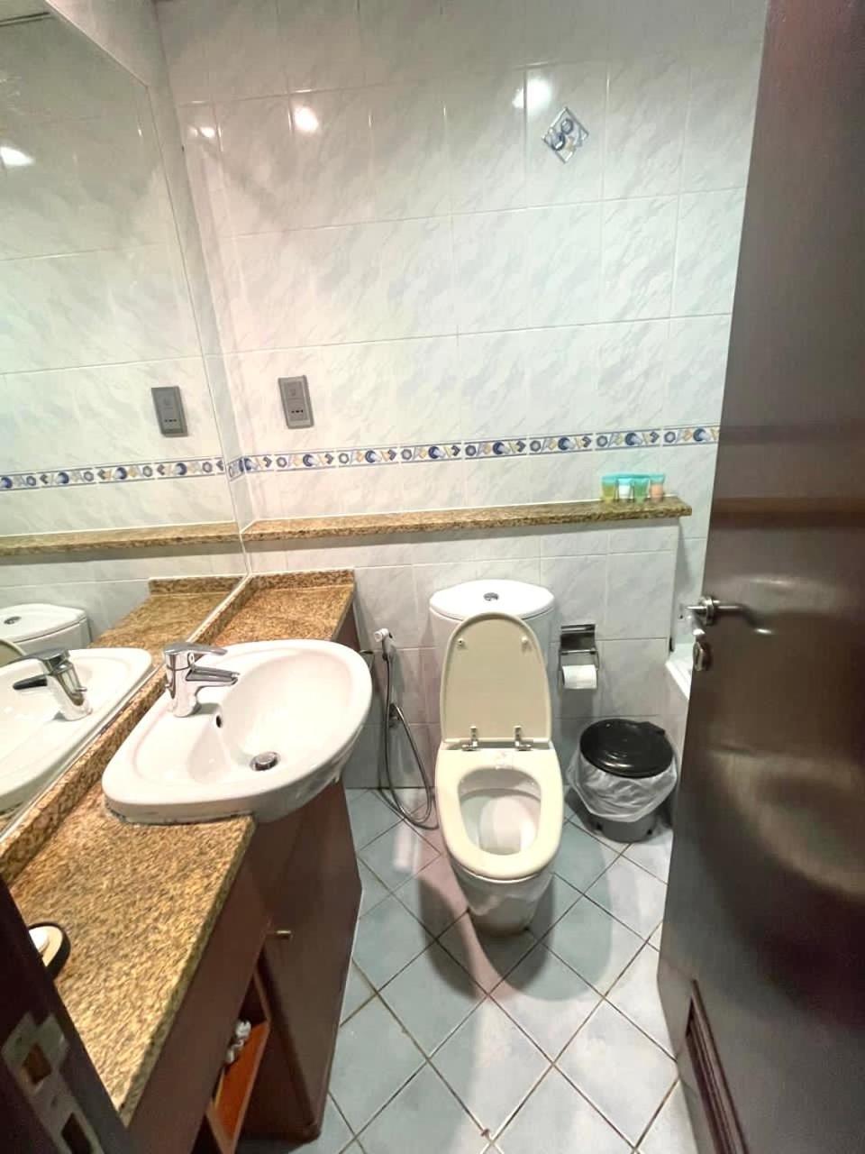 Apartemen Ultimate Luxury Apt Near Metro!