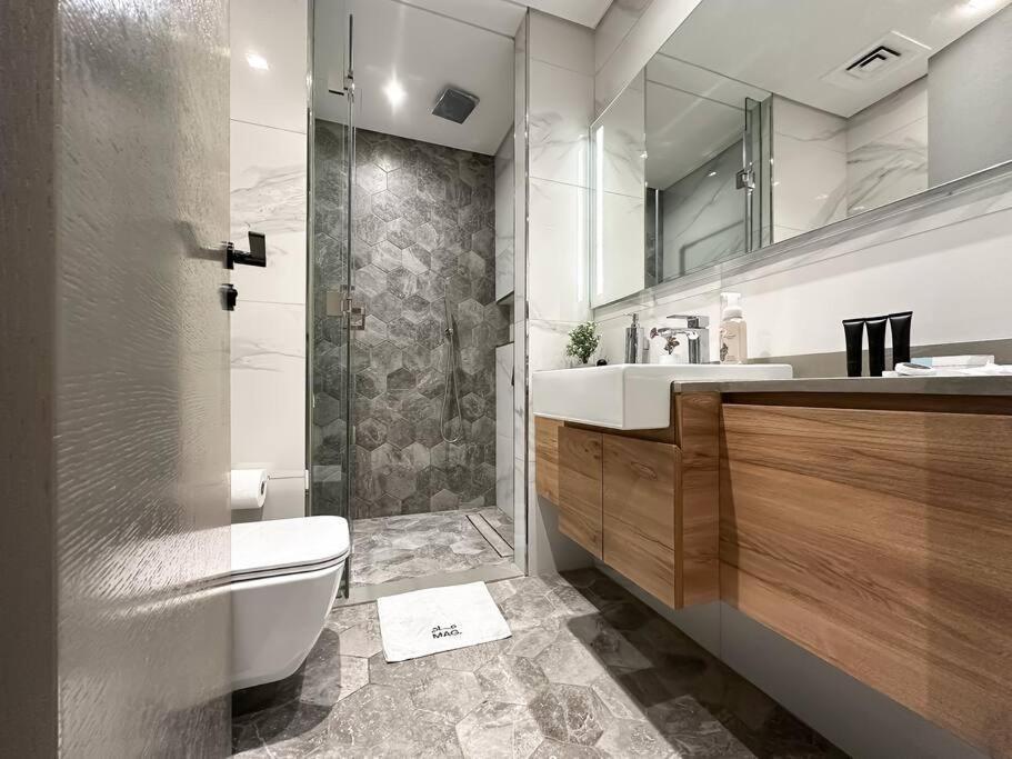 Sky High Comfort 1br Study With And Canal Views