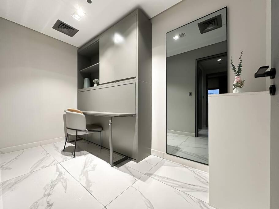 Sky High Comfort 1br Study With And Canal Views * Dubaï