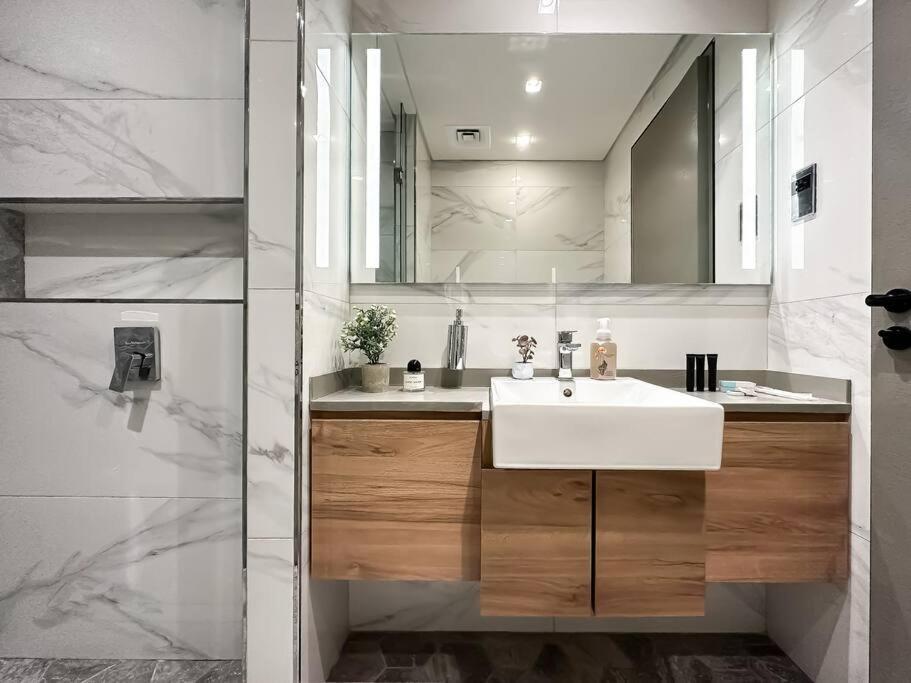 Apartment Sky High Comfort 1br Study With And Canal Views