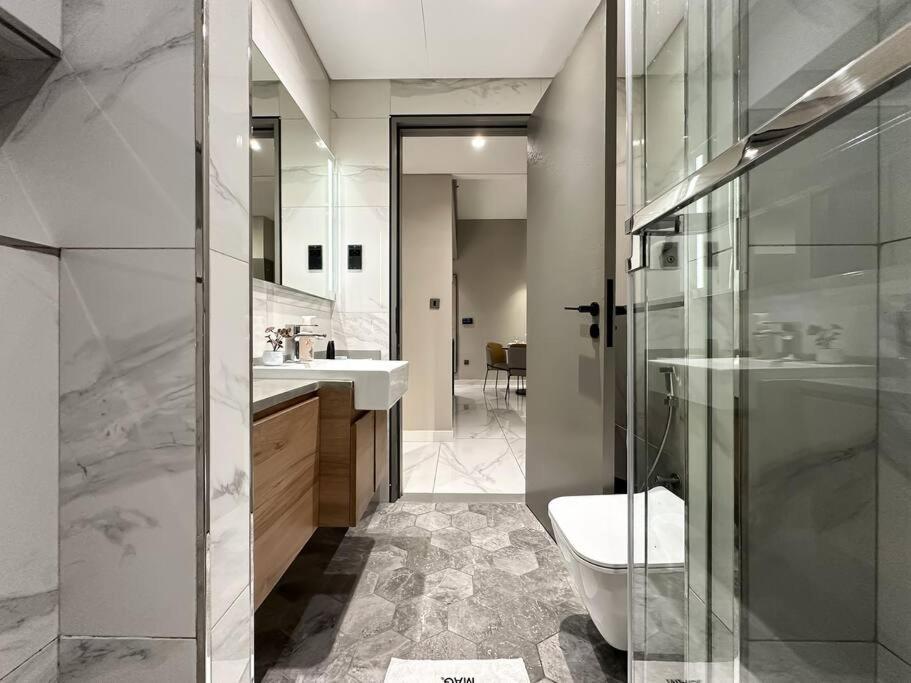 Sky High Comfort 1br Study With And Canal Views Apartment Dubai