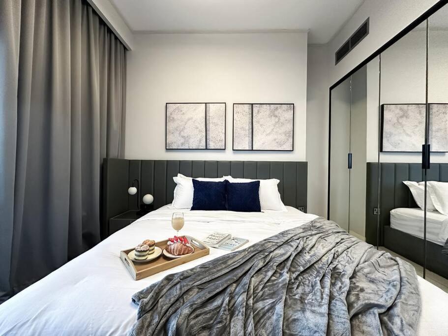Sky High Comfort 1br Study With And Canal Views Appartement Dubaï