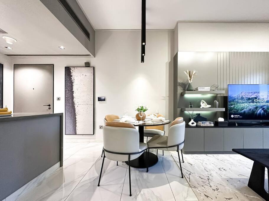 Sky High Comfort 1br Study With And Canal Views Appartement