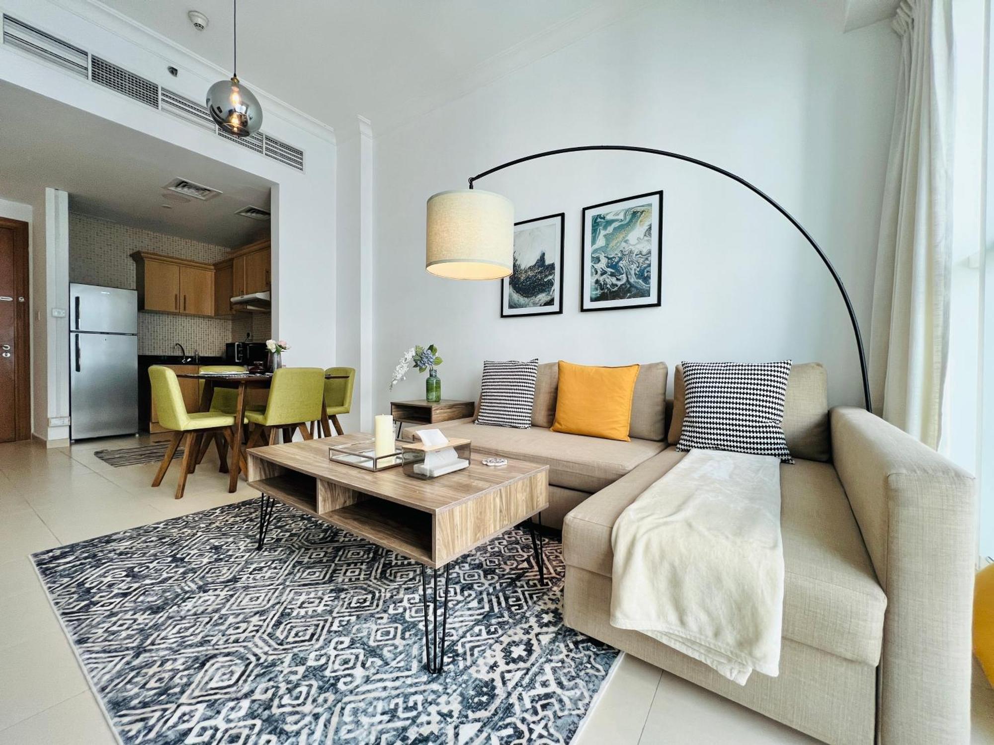 Modern 1bhk Unit With Canal View Lägenhet