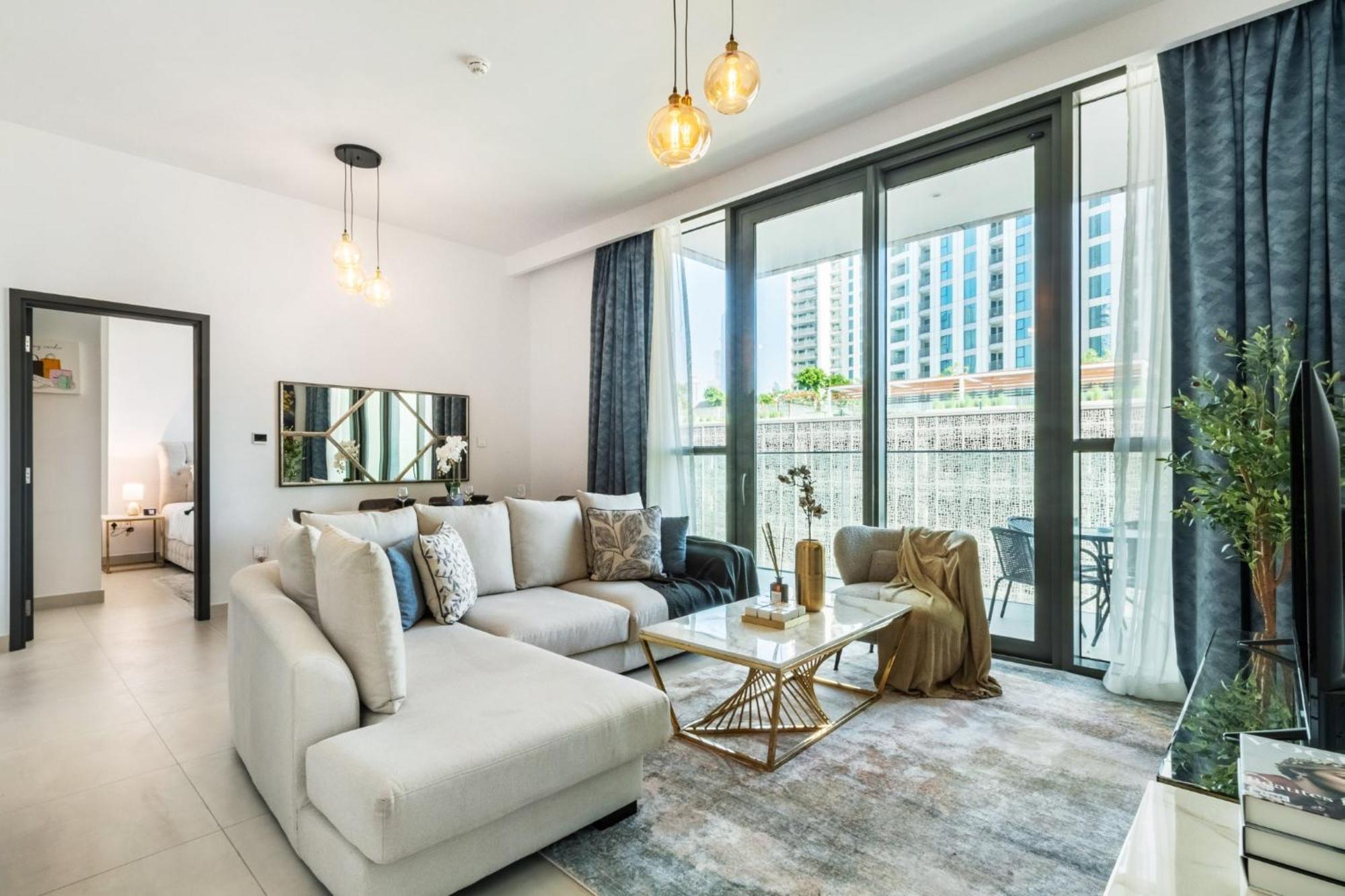 Classy Downtown Bliss With Mall Access Apartemen *
