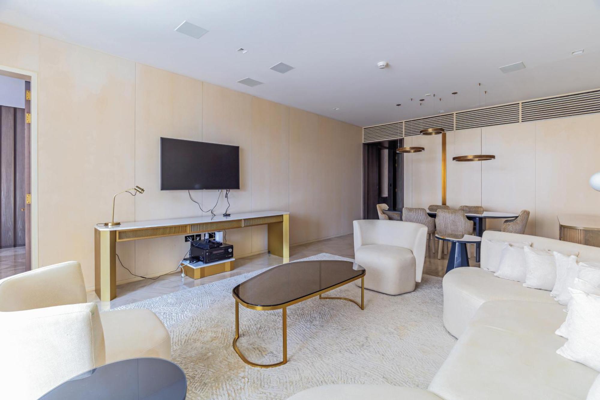 Luxury 3bdr Apartment, Pool & Access