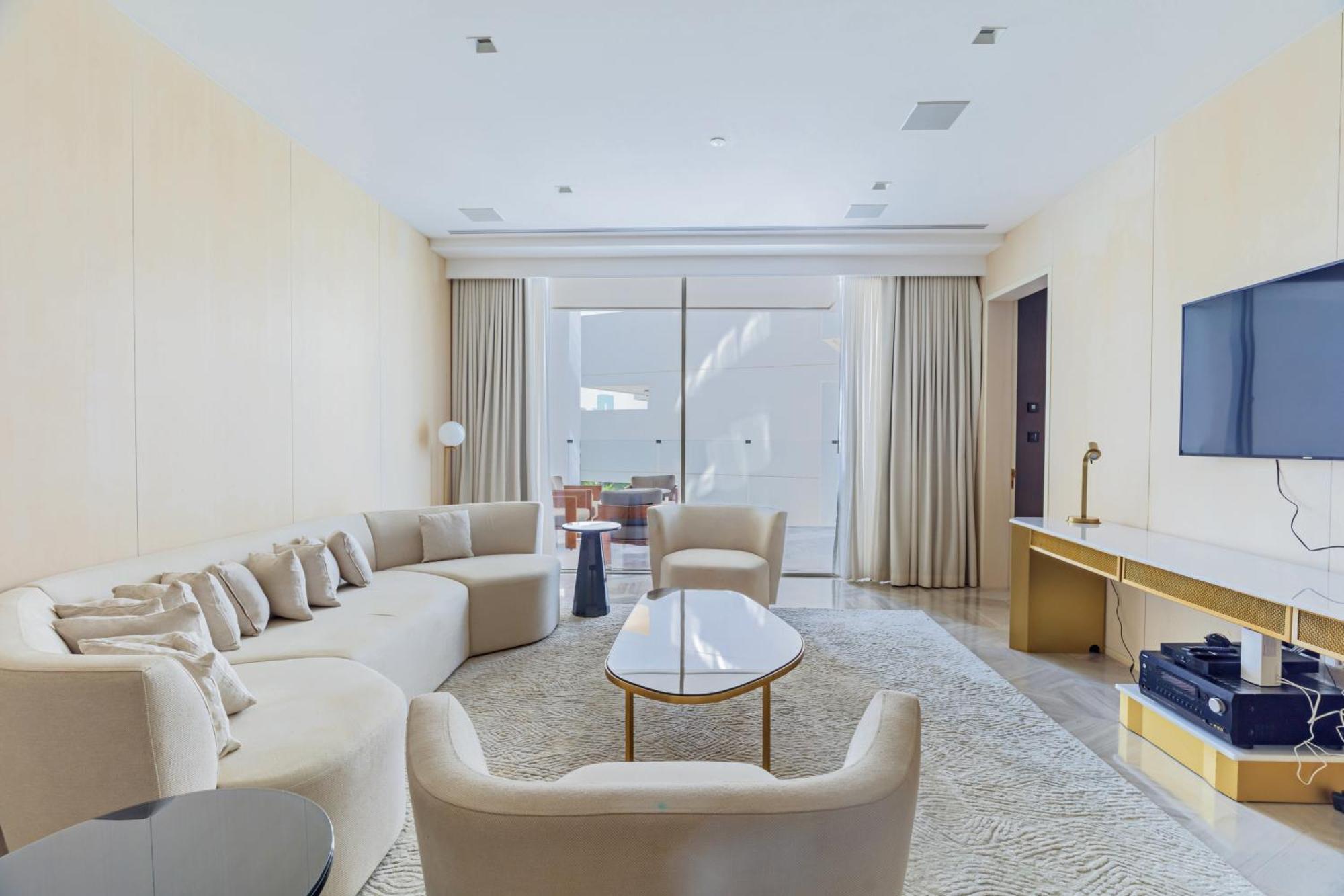 Luxury 3bdr Apartment, Pool & Access