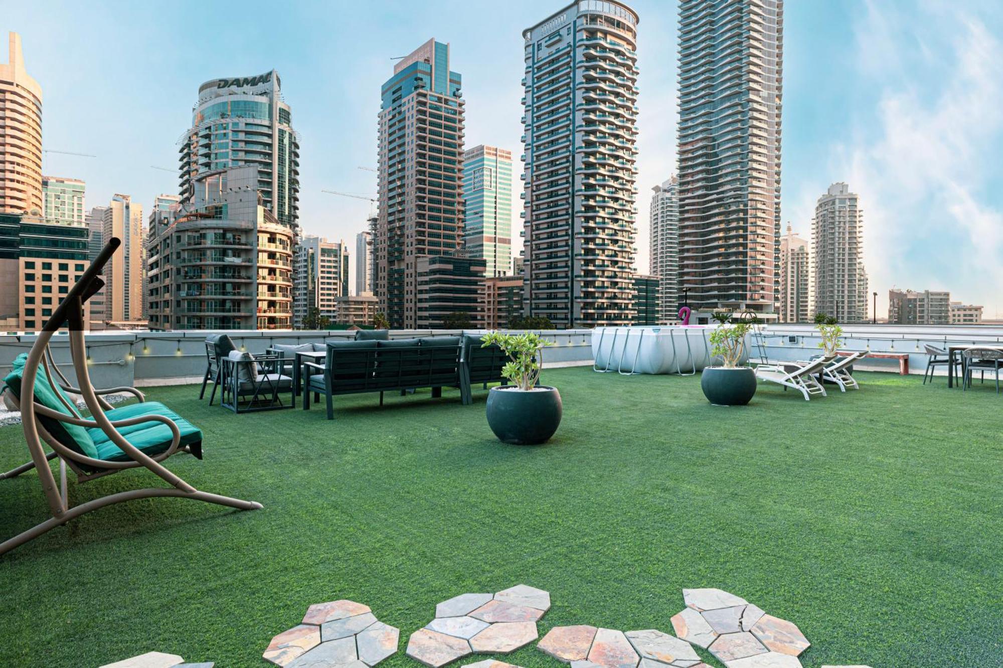 With Private Pool & Huge Terrace Overlooking The Marina Dubái