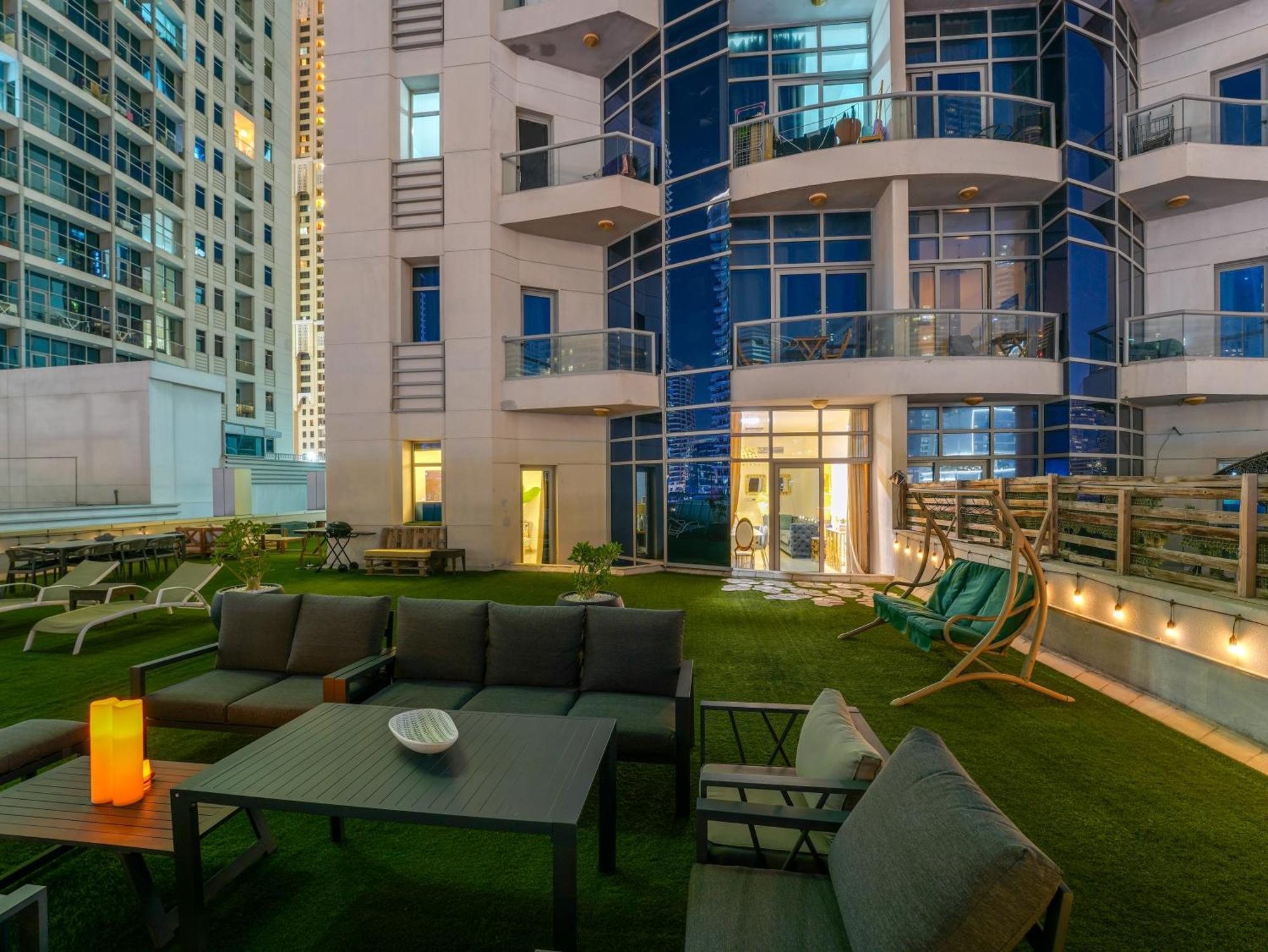 With Private Pool & Huge Terrace Overlooking The Marina Dubái