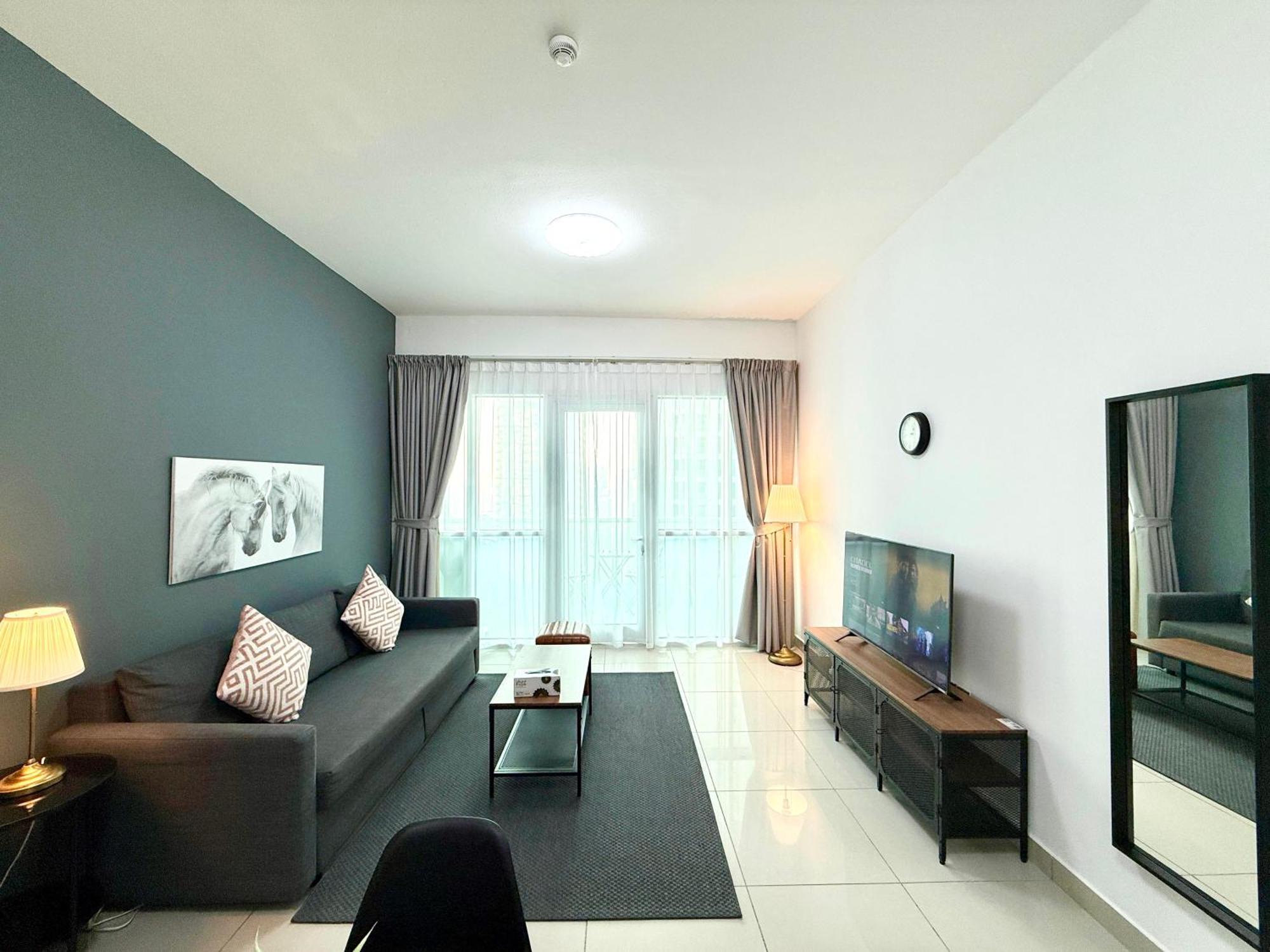 Stunning Views 1 Bedroom Flat, Near & Tram With Free Parking In Marina *